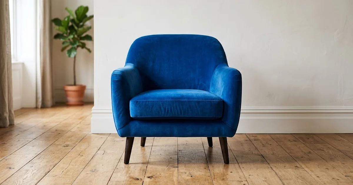 Assise bleu électrique : oser la couleur dans son salon